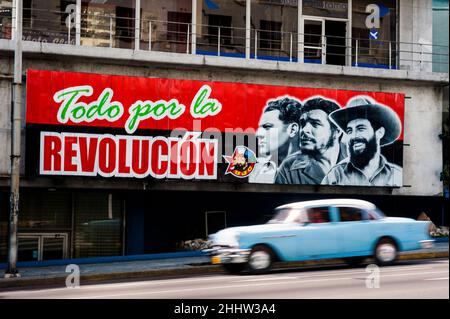 Rappresentazione artistica dei leader cubani che Guevara e Camilo Cienfuegos graffiti che disegnano su una strada a l'Avana, Cuba di fronte all'hotel l'Avana Libre. Foto Stock