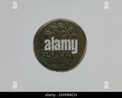 Moneta di Tolomeo IV da un'ostia tolemaica 222–205 a.C. periodo tolemaico Un'ostia di 162 monete tolemaiche che contenevano l'emissione di Tolomeo II, III e IV, ma apparentemente non più tardi re, fu scoperta in un vaso sepolto in una fossa di fronte ad una grande tomba tolemaica a Tebe. Accumuli di monete non erano solitamente offerta di sepoltura; queste monete erano probabilmente sepolte per essere nascoste da qualcuno che non riusciva a tornare a recuperarle. Le date delle monete suggeriscono che possono essere state nascoste al momento di una grande rivolta nativa nel nord e nel sud alla fine del regno di Tolomeo IV e nel Foto Stock