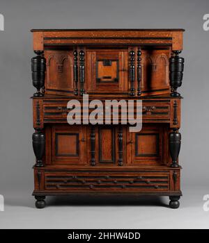 Armadio 1683 American grandi armadi di quercia a due stadi erano i pezzi di arredamento più elaborati in case del XVII secolo New England. Sono stati utilizzati per immagazzinare tessuti, argento e altri oggetti preziosi. La loro scala e ricchezza ornamentale espoke la prosperità e lo status dei loro proprietari. Questo superlativo esempio è stato fatto da un negozio non identificato nella contea settentrionale dell'Essex, noto per le sue complesse infissi e decorazioni, caratterizzato da torniture ebonizzate che interpretano liberamente colonne classiche e frontali di cassetti sagomati a canale con borchie applicate disposte in schemi ritmici lineari attraverso le loro mèle Foto Stock