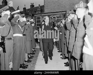 Il Segretario degli Esteri Anthony Eden ha aperto il Club dei servizi anglo-americani e alleati a Castle Hill, Cambridge. Nel 1951 il consiglio comunale è stato avvicinato dal Servizio volontario delle Donne con l'obiettivo di fornire il sito per il club. Nell'anno passato molto lavoro era stato fatto dal W.V.S. insieme con l'assistenza preziosa dell'aeronautica degli Stati Uniti e del Ministero dell'aria. Il club sarà aperto ogni sera durante la settimana e, ha detto Eden, attirerà gli uomini del servizio americano dalle attrazioni dei loro campi in modo da poter imparare quali animali straordinari gli inglesi sono il nostro quadro mostra Foto Stock