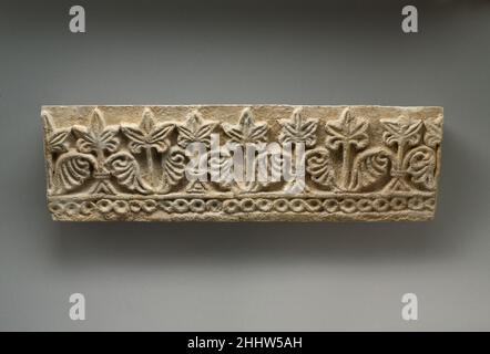 Decorazioni murali con design vegetale e geometrico ca. 6th secolo d.C. i rilievi Sasanian Stucco sono stati comunemente usati per decorare gli iwans e le sale di ricezione delle case Sasanian d'elite. Molti esempi sono stati trovati in case scavate nell'area di Ctesifon compreso questo frammento da Umm ez-Za'tir costituito da mezzo palmette sopra una linea di perle concave. Frammenti di questo disegno sono stati trovati in diverse posizioni nel grande cortile aperto a Umm ez-Za'tir suggerendo che il modello ha attraversato una grande area. L'uso di stampi per la realizzazione di stucchi ha consentito la creazione di modelli ripetitivi su larga scala Foto Stock