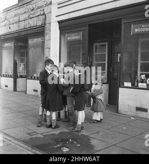 La vita nello specchio il nostro Gang. 19th gennaio 1954 Una banda di ragazzi complottano oggi l'agenda di mischii e caos fuori da un tabacconista a Bow Road, nella parte orientale di Londra Mirror Captions: Questa è la Conferenza. Non la Conferenza del Ministro degli esteri che si terrà la settimana prossima a Berlino, con il collo, il primato e la stretta, ma la Conferenza che si svolge per strada. LA NOSTRA strada è Bow Road, Londra. Sei ragazzi (alcuni di 'em in triste bisogno di un taglio di capelli) stanno tracciando l'agenda gloriosa di oggi di male da ragazzi per i ragazzi - tra cui un paio di scappate per la pinta dimensioni Mountie e giovani Soppy - calzino lì sul Foto Stock