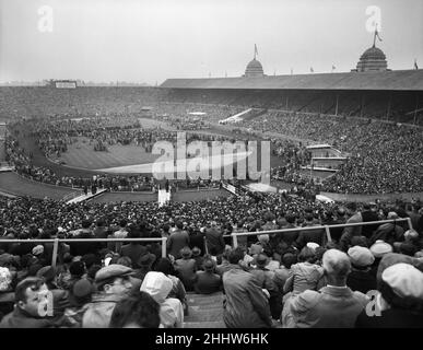 L'evangelista americano Billy Graham parla al Wembley Stadium durante l'incontro finale della sua crociata di tre mesi a Londra. 23rd maggio 1954. Foto Stock