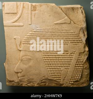 Rilievo con la testa di Amenhotep i ca 1525–1504 a.C. nuovo Regno il cartouche frammentario nell'angolo in alto a sinistra di questo rilievo conserva l'ultima lettera del nome Amenhotep. Nella Dinastia 18, ci sono quattro re con questo nome che significa "Amun è soddisfatto". L'identità del re qui raffigurato è chiara dal profilo conservato. La forma del naso e il labbro superiore corto sono quasi identici al profilo di una testa di Amenhotep i, 26,3.30a, nella collezione del Museo (vedi foto aggiuntive). Le somiglianze di queste opere, una in due dimensioni e l'altra in tre, Foto Stock