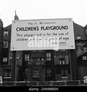 Parco giochi per bambini in una vasca d'acqua statica nella città di Westminster, Londra. 6th agosto 1954. Foto Stock