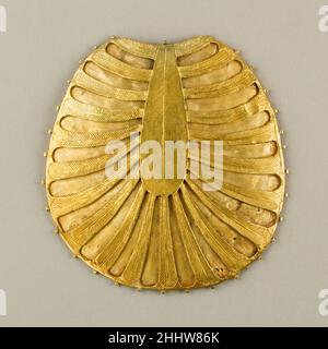 Disco fatto di due fogli di oro, uno concavo l'altro decorato con piume o Palm fronts ca. 1479–1425 a.C. nuovo regno questo disco d'oro dall'equipaggiamento funerario di tre mogli straniere di Thutmose III con i suoi spazi ora aperti per l'intarsio originale così come la decorazione incisa di fronde di palma o piume era precedentemente inteso come il pezzo di testa di una copertura di parrucca da cui rosette (26,8.117a) sono state sospese. Tale ricostruzione fu suggerita per la prima volta da Herbert E. Winlock nel 1937 e successivamente modificata. Secondo la presente comprensione l'Unione delle rosette al disco d'oro e l'uso o Foto Stock