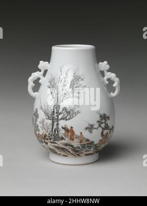 Vaso con Scholar in un paesaggio (uno di un paio) ca. 1915–35 Cina all'inizio del XX secolo, sotto gli auspici di Yuan Shikai, alcune ceramiche di qualità sorprendentemente pregiata furono prodotte nei forni Jingdezhen della provincia di Jiangxi. Yuan era stato nominato presidente della Repubblica cinese nel 1912, e le sue ambizioni di diventare imperatore furono realizzate nel dicembre 1915, quando 'accettò' il trono. Il suo regno fu di breve durata, tuttavia, come morì nel giugno 1916. Questo paio di vasi hanno disegni speculari che sono stati dipinti sopra lo smalto in seppia e pigmenti neri con una piccola attenzione al dettaglio Foto Stock