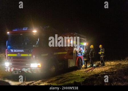 Sparrograda, West Cork, Irlanda. 25th Jan 2022. Quattro unità della Brigata del fuoco della contea di Cork sono state chiamate fuori ad un grande fuoco di gorse la notte scorsa a Sparrograda, fra Ballydehob e Bantry. Alla sua altezza, il fronte antincendio era largo 1km ma si spegneva intorno alla mezzanotte. Credit: AG News/Alamy Live News Foto Stock