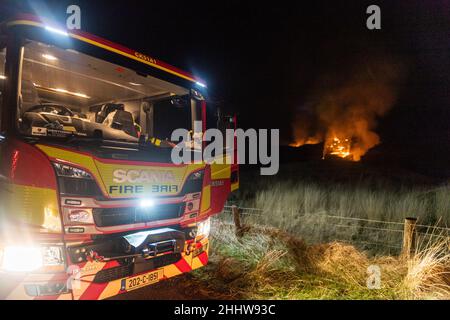 Sparrograda, West Cork, Irlanda. 25th Jan 2022. Quattro unità della Brigata del fuoco della contea di Cork sono state chiamate fuori ad un grande fuoco di gorse la notte scorsa a Sparrograda, fra Ballydehob e Bantry. Alla sua altezza, il fronte antincendio era largo 1km ma si spegneva intorno alla mezzanotte. Credit: AG News/Alamy Live News Foto Stock