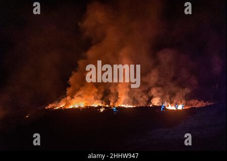 Sparrograda, West Cork, Irlanda. 25th Jan 2022. Quattro unità della Brigata del fuoco della contea di Cork sono state chiamate fuori ad un grande fuoco di gorse la notte scorsa a Sparrograda, fra Ballydehob e Bantry. Alla sua altezza, il fronte antincendio era largo 1km ma si spegneva intorno alla mezzanotte. Credit: AG News/Alamy Live News Foto Stock