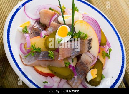 Insalata di aringhe con mele e cetrioli Foto Stock