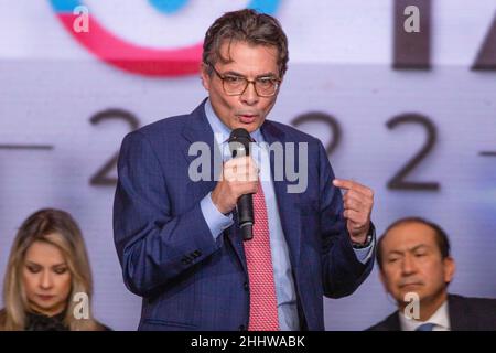 Bogota, Colombia. 25th Jan 2022. Il candidato del partito politico Colombia tiene futuro, Alejandro Gaviria al dibattito tra le speranze presidenziali a Bogotà, Colombia, il 25 gennaio 2021. (Credit Image: © Daniel Garzon Herazo/ZUMA Press Wire) Foto Stock