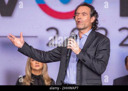 Bogota, Colombia. 25th Jan 2022. Il candidato del partito politico Creemos Colombia, Federico Gutierrez al dibattito tra le speranze presidenziali a Bogotà, Colombia, il 25 gennaio 2021. (Credit Image: © Daniel Garzon Herazo/ZUMA Press Wire) Foto Stock