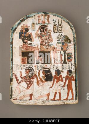 Stela dello scultore Qen adorando Amenhotep i e Ahmose-Nefertari ca. 1279–1213 a.C. nuovo Regno, Ramesside uno dei selezionati 'servizi al posto della verità', Qen era un membro della comunità di arti e artigiani responsabili della costruzione e decorazione delle tombe dei faraoni del nuovo Regno nella Valle dei Re. Questa stela fu trovata nel 1862 nella tomba di Qen nel villaggio dei lavoratori di Deir el-Medina. I titoli di Qen, come registrati sulla stela, erano 'scultore di Amun al posto della verità' e 'scultore di Amun a Karnak' suggerendo che si specializzava in rilievo di intaglio. Nel regis inferiore Foto Stock