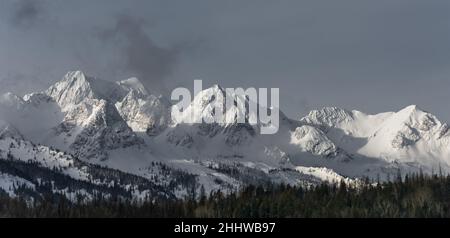 Montagna innevata nelle Montagne Rocciose canadesi Foto Stock