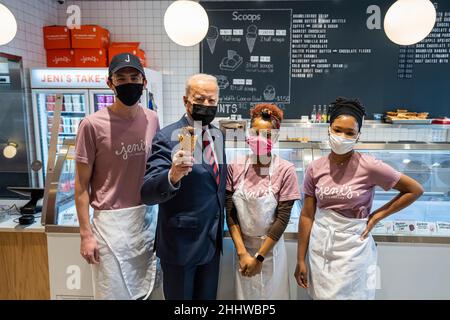 Washington, Stati Uniti d'America. 25th Jan 2022. Washington, Stati Uniti d'America. 25 Gennaio 2022. Il presidente degli Stati Uniti Joe Biden pone per una foto con lo staff di Jeni's Splendid Ice Creams dopo l'acquisto di un cono gelato 25 gennaio 2022 a Washington, DC Credit: Adam Schultz/White House Photo/Alamy Live News Foto Stock