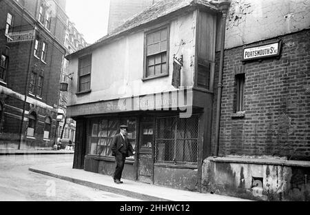 L'Old Curiosity Shop di Portsmouth Street, Westminster, Londra, immortalato da Charles Dickens nel suo romanzo dello stesso nome. L'edificio risale al XVI secolo, Ma questo nome è stato aggiunto dopo che il romanzo è stato rilasciato, poichè è stato ritenuto per essere l'ispirazione per la descrizione di Dickens del negozio di antiquariato. Circa 1947. Foto Stock