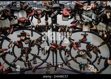 Lucchetti d'amore al ponte Hohenzollern a KALININGRAD, RUSSIA - 15 dicembre 2021 Foto Stock