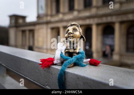 KALININGRAD, RUSSIA - 15 dicembre 2021: Scultura Homlin vicino al terrapieno nella città di Kaliningrad Foto Stock