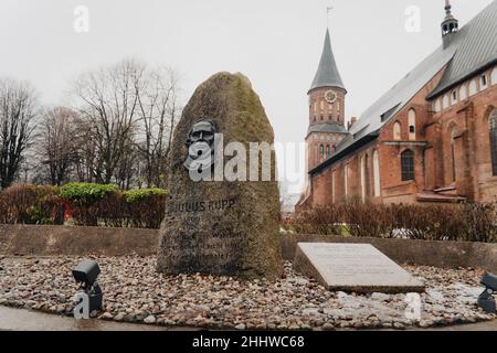 Monumento a Giulio Rupp sull'isola di Kant. KALININGRAD, RUSSIA - 15 dicembre 2021: Foto Stock