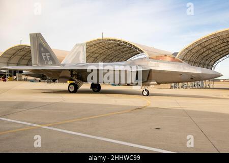 Il Lt. Col. Pjorn, un pilota F-22 assegnato al 149th Fighter Squadron della Guardia Nazionale della Virginia Air, 192nd Operations Group, 192nd Wing, taxi lungo la linea di volo 15 gennaio 2022, presso la Joint base Langley-Eustis, Virginia. Pjorn ha eseguito un volo a due navi con un compagno pilota all'inaugurazione di Glenn Youngkin come governatore della Virginia del 74th a Richmond. Il F-22 Raptor è il primo aereo da combattimento dell'aviazione militare statunitense. I piloti della 149th FS rappresentano la più talentuosa collezione di combattimenti testati, armatelisti e istruttori-piloti qualificati Airmen in Air National G. Foto Stock