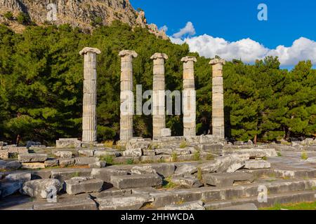 Rovine del Tempio di Atena nell'antica città greca di Priene, Turchia Foto Stock