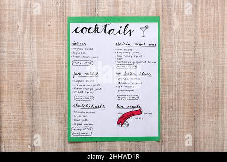 Menu di cocktail fatto a mano su sfondo di legno vintage. Foto Stock