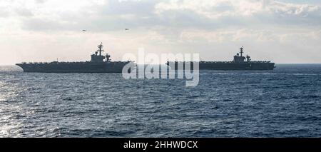 MAR DELLE FILIPPINE (ago. 22, 2022) il vettore aereo di classe Nimitz USS Carl Vinson (CVN 70), a sinistra, e il vettore aereo di classe Nimitz USS Abraham Lincoln (CVN 72) vapore in formazione con la nave d'assalto anfibio dispiegata in avanti USS America (LHA 6) durante un esercizio di formazione. Operando come parte della flotta del Pacifico degli Stati Uniti, USS Carl Vinson, USS Abraham Lincoln e USS America stanno conducendo la formazione per conservare e proteggere una regione indopacifica libera e aperta. (STATI UNITI Foto Navy di Mass Communication Specialist 3rd Classe Thomas Contant) Foto Stock