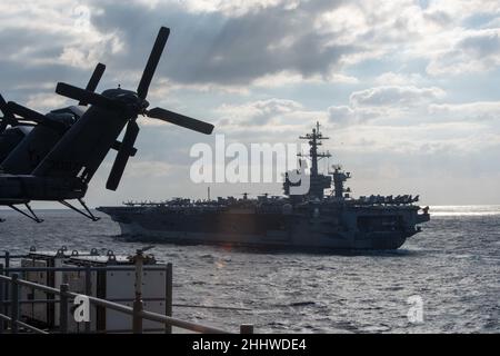MAR DELLE FILIPPINE (ago. 22, 2022) la portaerei di classe Nimitz USS Carl Vinson (CVN 70) si inonda in formazione con la nave d'assalto anfibio dispiegata in avanti USS America (LHA 6) durante un esercizio di formazione. Operando come parte della U.S. Pacific Fleet, USS Carl Vinson e USS America stanno conducendo corsi di formazione per preservare e proteggere una regione indopacifica libera e aperta. (STATI UNITI Foto Navy di Mass Communication Specialist 3rd Classe Thomas Contant) Foto Stock