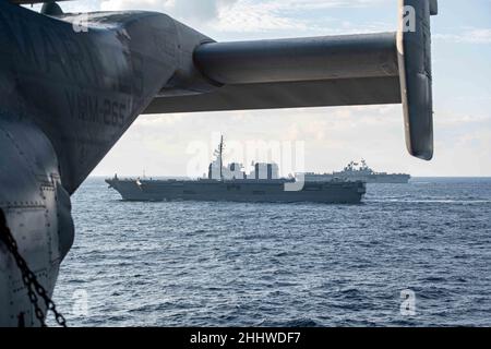 MAR DELLE FILIPPINE (ago. 22, 2022) la nave della forza di autodifesa marittima giapponese JS Hyuga (DDH 181), a sinistra, e la nave d'assalto anfibio di classe Wasp USS Essex (LHD 2) vapore in formazione con la nave d'assalto anfibio dispiegata in avanti USS America (LHA 6) durante un esercizio di formazione. Operando come parte della U.S. Pacific Fleet, USS Essex e USS America, insieme a JS Hyuga, stanno conducendo corsi di formazione per preservare e proteggere una regione indopacifica libera e aperta. (STATI UNITI Foto Navy di Mass Communication Specialist 3rd Classe Thomas Contant) Foto Stock