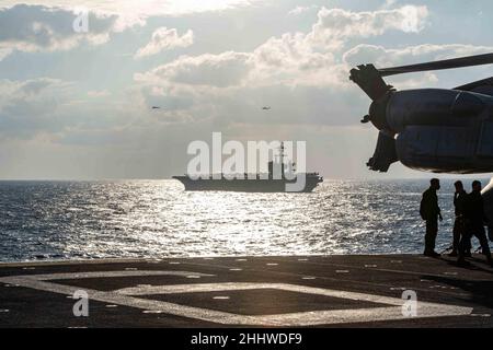 MAR DELLE FILIPPINE (ago. 22, 2022) la portaerei di classe Nimitz USS Carl Vinson (CVN 70) si inonda in formazione con la nave d'assalto anfibio dispiegata in avanti USS America (LHA 6) durante un esercizio di formazione. Operando come parte della U.S. Pacific Fleet, USS Carl Vinson e USS America stanno conducendo corsi di formazione per preservare e proteggere una regione indopacifica libera e aperta.(U.S. Foto Navy di Mass Communication Specialist 3rd Classe Thomas Contant) Foto Stock