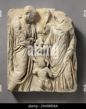 Frammento di sarcofago di marmo: Matrimonio scena inizio 3rd secolo d.C. romano uomo e donna che stringono le mani, una figura tra loro e Eros qui sotto.. Frammento di sarcofago di marmo: Matrimonio scena 250712 Romano, frammento di sarcofago di marmo: Matrimonio scena, inizio 3rd secolo d.C., marmo, complessivo: 19 x 15 3/4 x 2 1/2in. (48,3 x 40 x 6,4cm). Il Metropolitan Museum of Art, New York. Rogers Fund, 1918 (18.145.52) Foto Stock