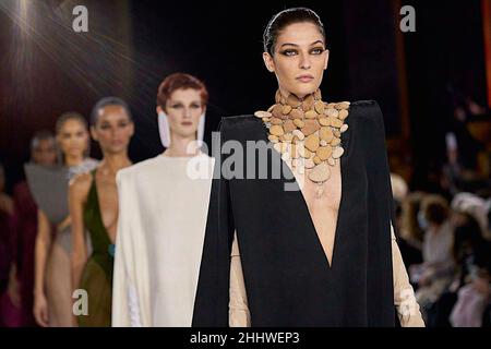 Parigi, Francia. 25th Jan 2022. I modelli presentano le creazioni delle collezioni Primavera/Estate 2022 Haute Couture di Stephane Rolland durante la Paris Fashion Week a Parigi, Francia, 25 gennaio 2022. Credit: Piero Biasion/Xinhua/Alamy Live News Foto Stock