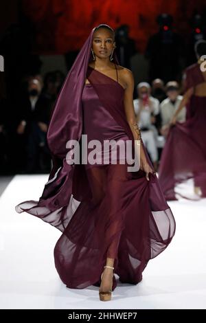 Parigi, Francia. 25th Jan 2022. Un modello presenta la creazione delle collezioni di Haute Couture Primavera/Estate 2022 di Stephane Rolland durante la Paris Fashion Week a Parigi, Francia, 25 gennaio 2022. Credit: Piero Biasion/Xinhua/Alamy Live News Foto Stock