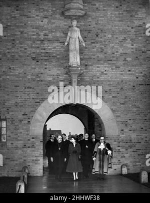 La Regina Elisabetta II e il Principe Filippo visitano Birmingham, West Midlands. Nella foto, la Regina lascia la nuova Chiesa di Shard End, la Chiesa di tutti i Santi, accompagnata da (a sinistra) il Signore Vescovo di Birmingham, Leonard Wilson, e con il Signore Sindaco Alderman A L Gibson e Vescovo di Aston, il Reverendo destro Clement George St Michael Parker in presenza. 3rd novembre 1955. Foto Stock