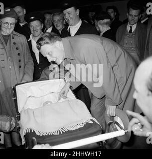 Billy Graham, l'evangelista, è arrivato a Londra stasera dopo il suo riuscito tour scozzese. Si fermò a guardare un bel bambino nel suo pram - Janice Courtnidge di Euston.11th maggio 1955. Foto Stock