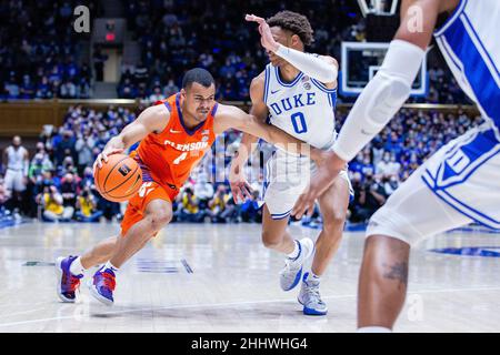 25 gennaio 2022: Clemson Tigers Guard Nick Honor (4) guida oltre Duke Blue Devils in avanti Wendell Moore Jr. (0) durante la seconda metà della partita di pallacanestro ACC al Cameron Indoor di Durham, NC. (Scott Kinser/Cal Sport Media) Foto Stock