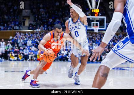 25 gennaio 2022: Clemson Tigers Guard Nick Honor (4) guida oltre Duke Blue Devils in avanti Wendell Moore Jr. (0) durante la seconda metà della partita di pallacanestro ACC al Cameron Indoor di Durham, NC. (Scott Kinser/Cal Sport Media) Foto Stock