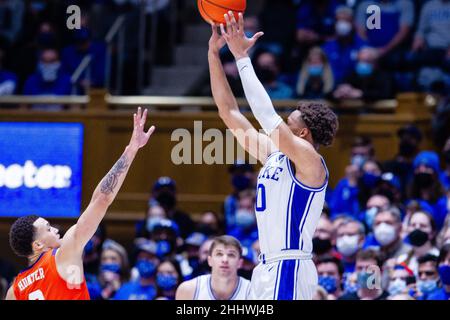 25 gennaio 2022: Clemson Tigers Guard Chase Hunter (3) getta una mano mentre Duke Blue Devils in avanti Wendell Moore Jr. (0) spara un cestino di tre punti durante la seconda metà della partita di pallacanestro ACC al Cameron Indoor di Durham, NC. (Scott Kinser/Cal Sport Media) Foto Stock