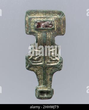 Miniatura Brooch a testa quadrata prima metà 6th secolo anglosassone. Spilla con testa quadrata in miniatura. Anglosassone, prima metà del 6th secolo. Argento-dorato, granato; spilla in ferro. Prodotto in Kent, Inghilterra. Metallurgia-Argento Foto Stock