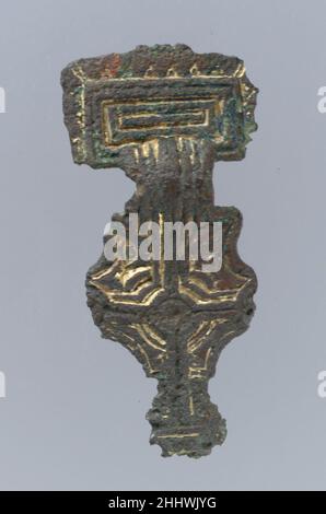 Brooch a testa quadrata prima metà 6th secolo anglosassone. Spilla a testa quadrata. Anglosassone, prima metà del 6th secolo. Dorato in argento; spilla in ferro. Prodotto in Kent, Inghilterra. Metallurgia-Argento Foto Stock