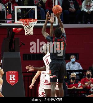 Piscataway, New Jersey, Stati Uniti. 25th Jan 2022. Maryland Terrapins Forward Qudus Wahab (33) spara sopra Rutgers Scarlet Knights Center Clifford Omoruyi (11) nella prima metà durante l'azione di pallacanestro NCAA alla Jersey Mikes Arena di Piscataway, New Jersey. Maryland sconfisse Rutgers 68-60. Duncan Williams/CSM/Alamy Live News Foto Stock