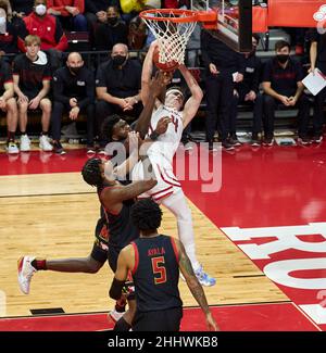 Piscataway, New Jersey, Stati Uniti. 25th Jan 2022. Paul Mulcahy (4) è fallo al basket di Maryland Terrapins Forward Qudus Wahab (33) nella prima metà durante l'azione di pallacanestro NCAA alla Jersey Mikes Arena di Piscataway, New Jersey. Maryland sconfisse Rutgers 68-60. Duncan Williams/CSM/Alamy Live News Foto Stock