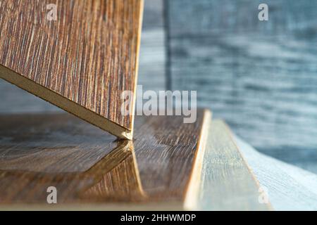 Laminato e acqua. Laminato impermeabile. I pavimenti in legno sono impermeabili all'umidità. I rivestimenti per pavimenti proteggono dall'acqua. Una pozzanghera sul pavimento. Foto Stock