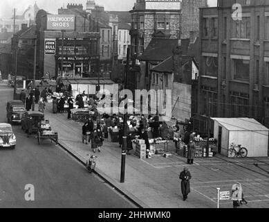 Nuovo sito di mercato nella vicina Mill Lane, Cardiff, Galles, sabato 2nd luglio 1955. I titolari della stalla sono stati ricollocati dal mercato all'aperto di Hayes (vicino alla Biblioteca Centrale). Halewood's Shoes John Bull Stores Foto Stock