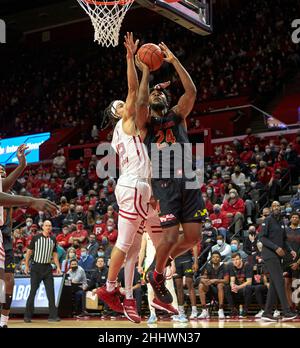 Piscataway, New Jersey, Stati Uniti. 25th Jan 2022. Maryland Terrapins in avanti Donta Scott (24) è bloccato da Rutgers Scarlet Cavalieri guardia Caleb McConnell (22) nella seconda metà durante l'azione di pallacanestro NCAA alla Jersey Mikes Arena di Piscataway, New Jersey. Maryland sconfisse Rutgers 68-60. Duncan Williams/CSM/Alamy Live News Foto Stock