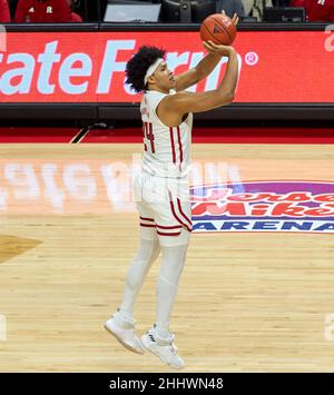 Piscataway, New Jersey, Stati Uniti. 25th Jan 2022. Rutgers Scarlet Knights Forward Ron Harper Jr. (24) lancia un tentativo di tre punti nel primo tempo durante l'azione di pallacanestro NCAA alla Jersey Mikes Arena di Piscataway, New Jersey. Maryland sconfisse Rutgers 68-60. Duncan Williams/CSM/Alamy Live News Foto Stock