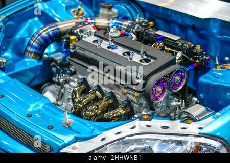 Dettagli del motore auto blu. Modifica del motore turbo Foto Stock