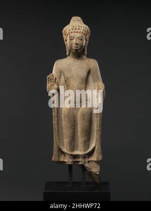 Buddha in piedi 7th–8th secolo Thailandia notevoli innovazioni nell'iconografia religiosa sono state sviluppate durante il periodo Mon-Dvaravati. Per esempio, molti Buddha tengono entrambe le mani in un gesto di esposizione o di insegnamento (vitarkamudra) che in India è confinato alla mano destra. Le immagini del sito correlato di Prahon Chai mostrano anche questo gesto a doppia mano, ma altrimenti è sconosciuto nel mondo buddista. Un'altra innovazione iconografica è stata quella di posizionare un Buddha in piedi e degli assistenti affiancati sul retro di Garuda, una creaturea alata semi-divina che solitamente appare come il veicolo ( Foto Stock