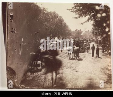 [Grand Army Review, Pennsylvania Avenue, Washington] 23 o 24 maggio 1865 Alexander Gardner American, Scottish il 23 e 24 maggio 1865, due settimane dopo che il presidente della Confederazione, Jefferson Davis, è stato preso prigioniero in Georgia, Più di 150.000 soldati giubilanti hanno marciato su Pennsylvania Avenue come parte della Grand Army Review. Ai suoni delle band che suonavano "When Johnny comes Marching Home", gli eserciti del Potomac, del Tennessee e della Georgia furono festeggiato in una parata di vittoria per celebrare la fine della guerra. Viaggiando dal Campidoglio appena completato (visto in lontananza) alla revisione principale Foto Stock